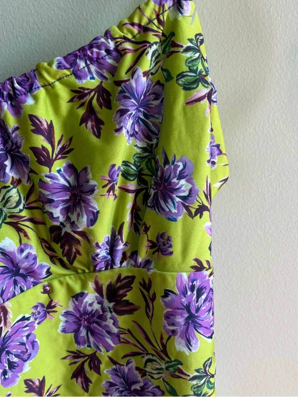 Beach Riot tie shoulders background